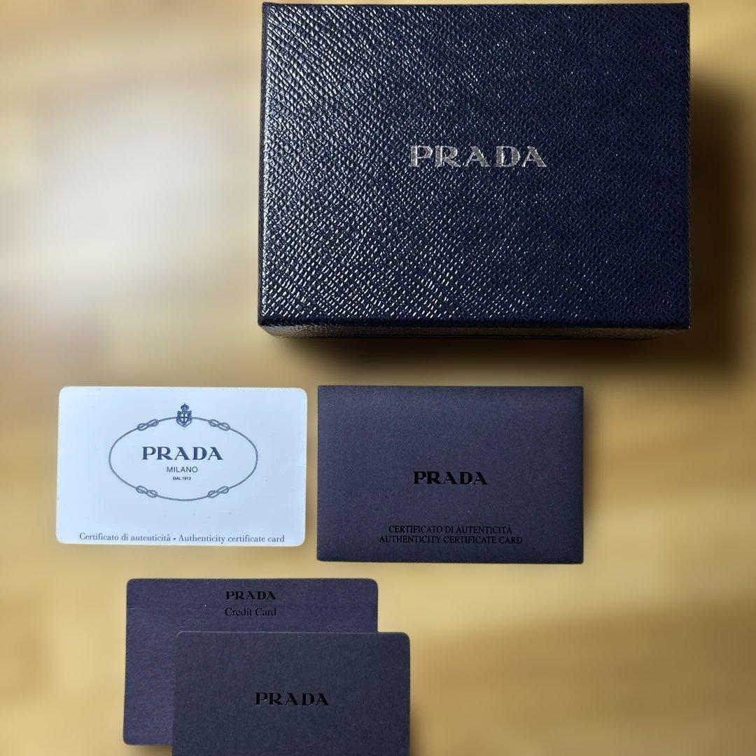 PRADA 赤 レザー 名刺入れ