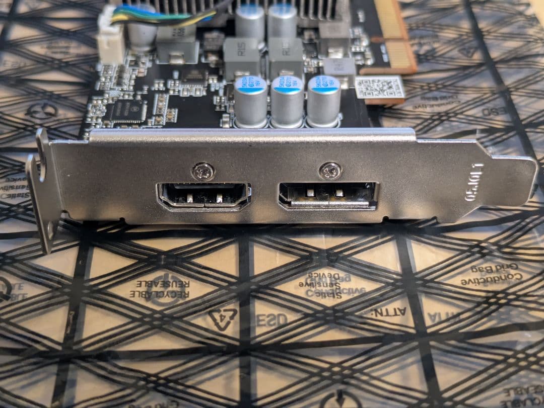 玄人志向 RD-RX6400-E4GB/LP RADEON ロープロファイル対応