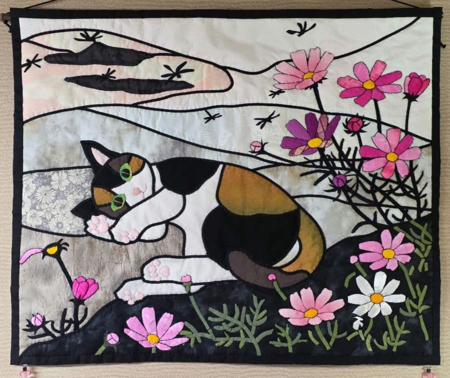 ハンドメイド ステンドグラスキルトタペストリー　猫とコスモス