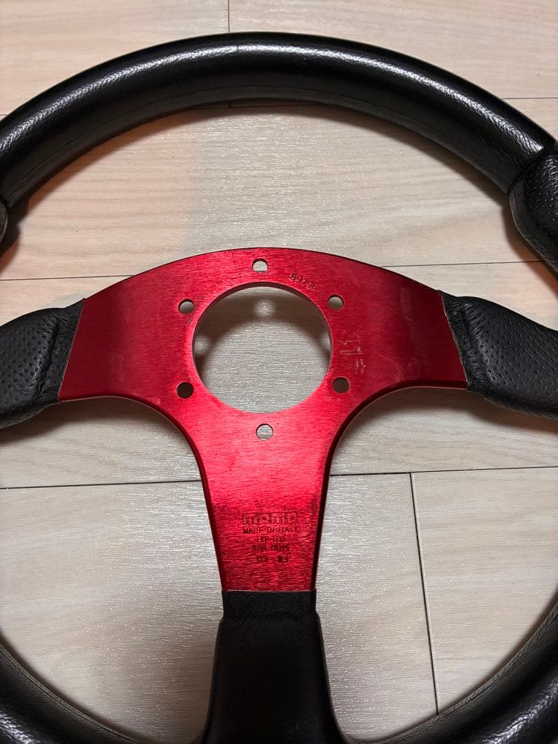 【出品本日まで！】momo raceステアリング　レッド　TYPD35