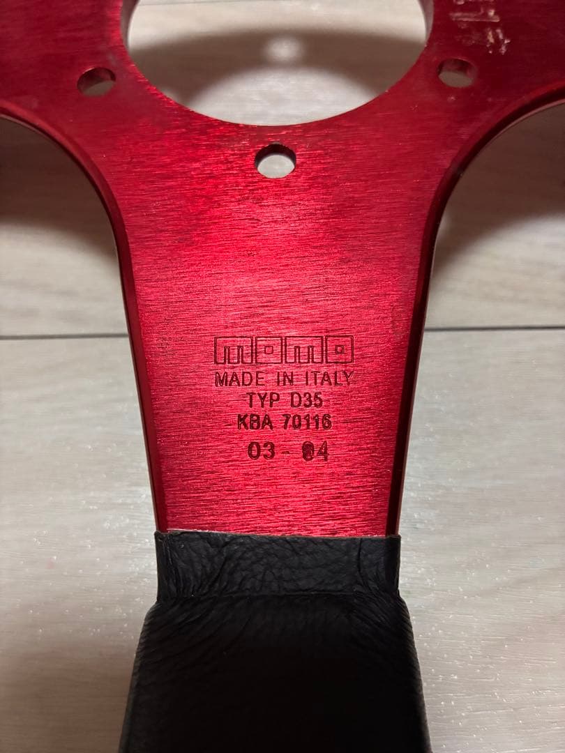 【出品本日まで！】momo raceステアリング　レッド　TYPD35