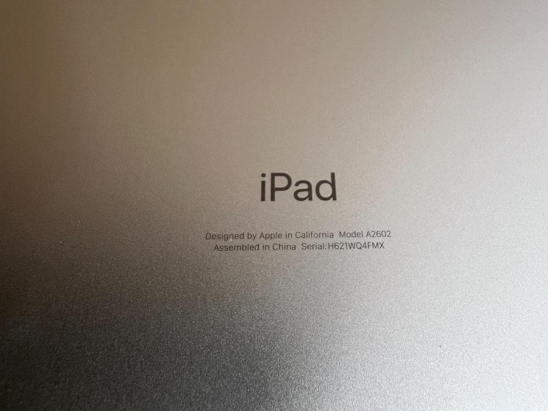 第9世代 iPad 10.2インチ　スターシルバー　64GB