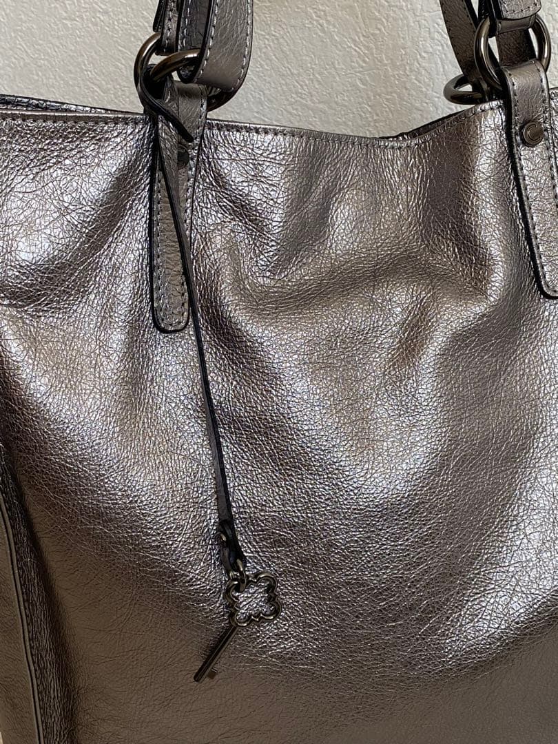 ジャンニキャリーニ 超美品 メタリックシルバーの縦長トートバッグ