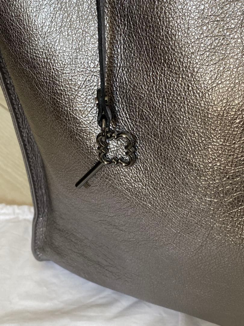 ジャンニキャリーニ 超美品 メタリックシルバーの縦長トートバッグ