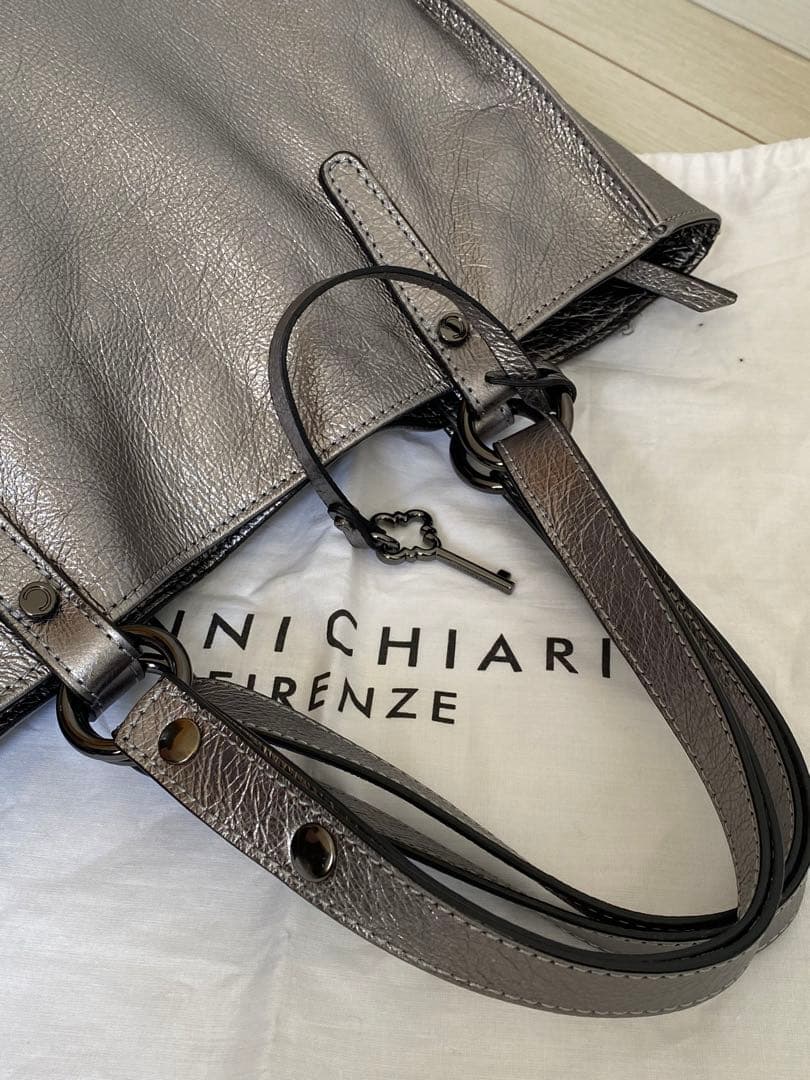 ジャンニキャリーニ 超美品 メタリックシルバーの縦長トートバッグ