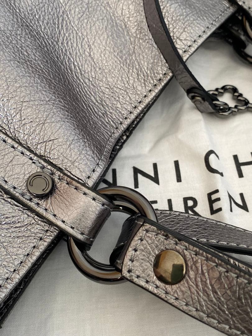 ジャンニキャリーニ 超美品 メタリックシルバーの縦長トートバッグ