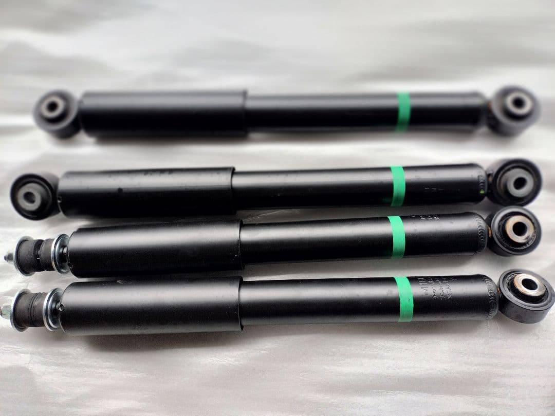jb74ジムニー ショックアブソーバー、スプリング 4本セット 黒