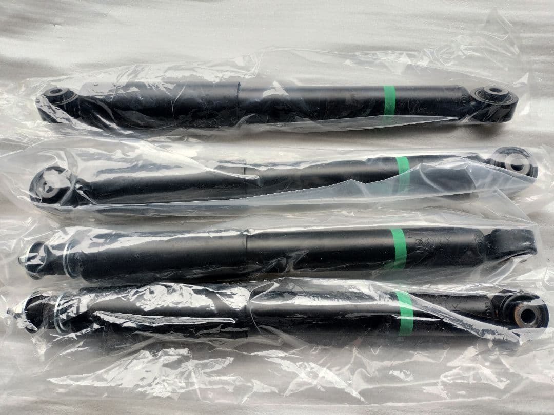 jb74ジムニー ショックアブソーバー、スプリング 4本セット 黒