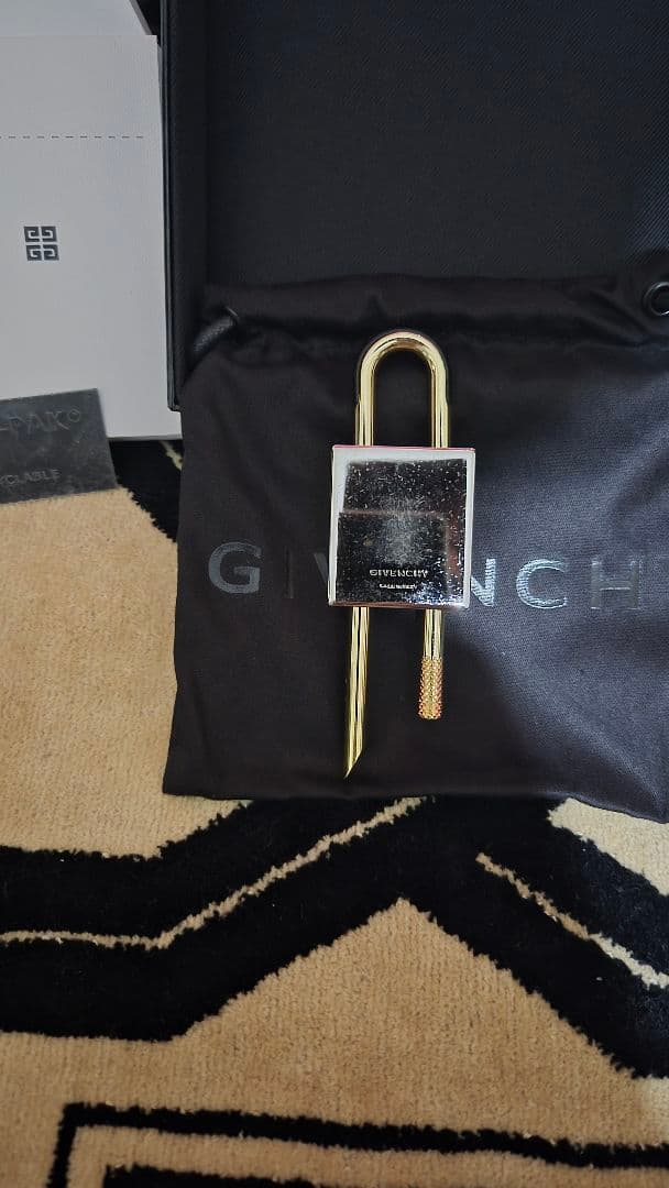 GIVENCHY ゴールド×シルバー パドロック型キーホルダー