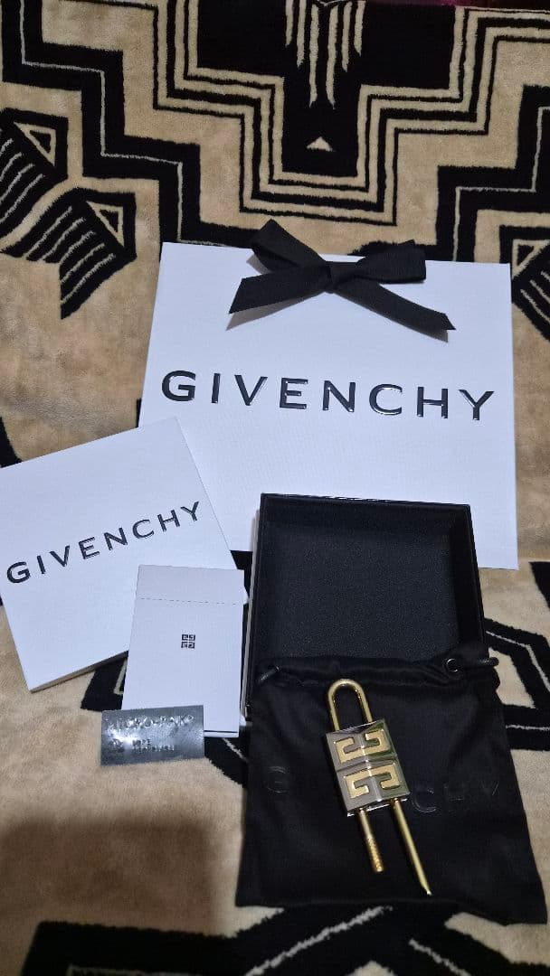 GIVENCHY ゴールド×シルバー パドロック型キーホルダー