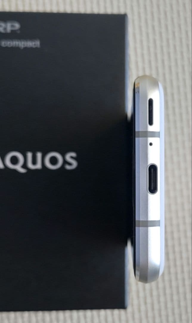 SHARP AQUOS R2 compact ホワイト 貴重なコンパクト