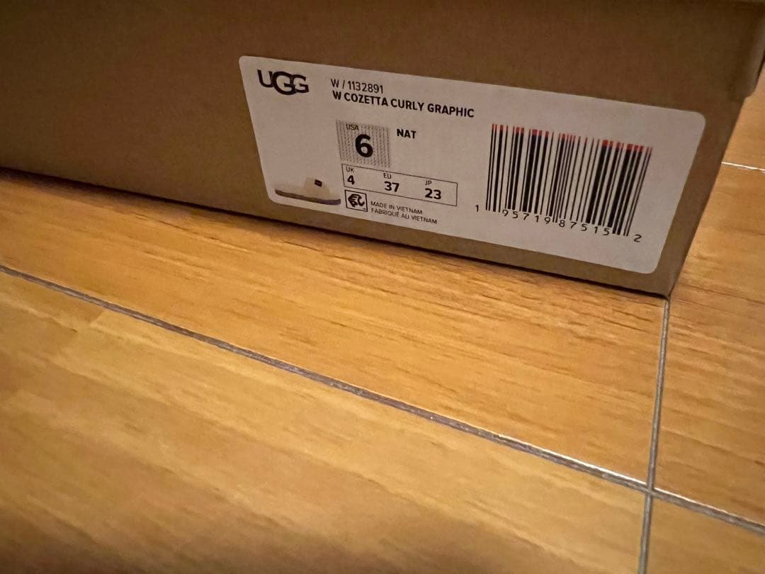 UGG コゼッタカーリーグラフィック