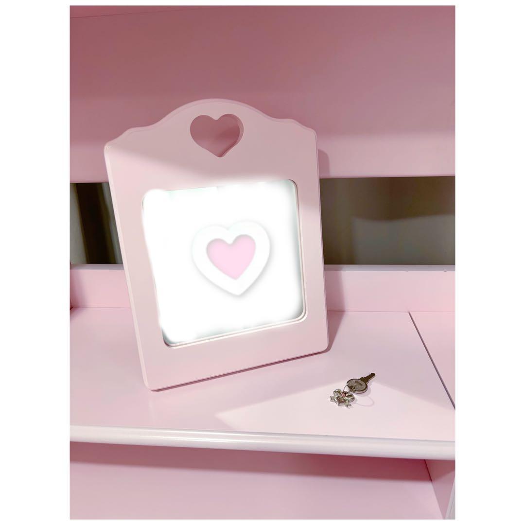 ピンクのハート型ドレッサー