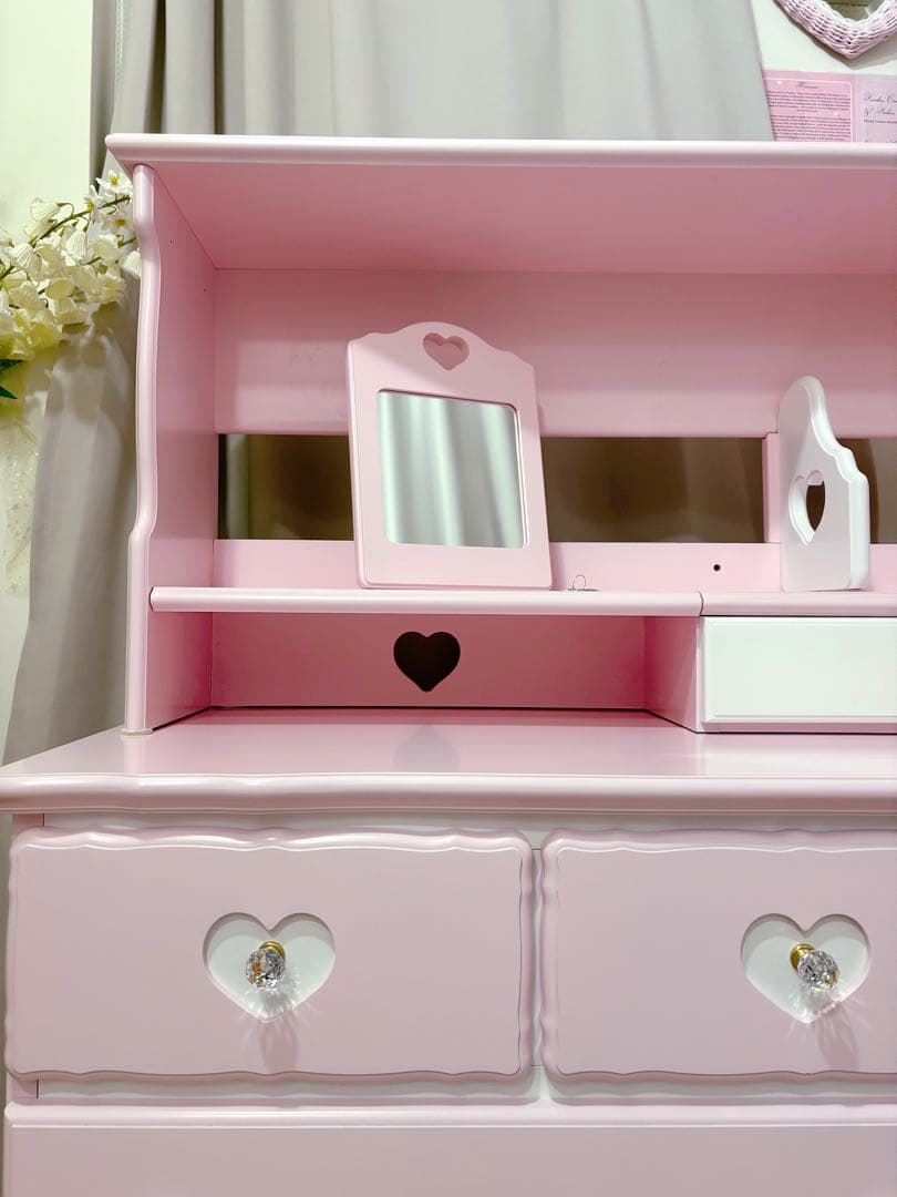 ピンクのハート型ドレッサー