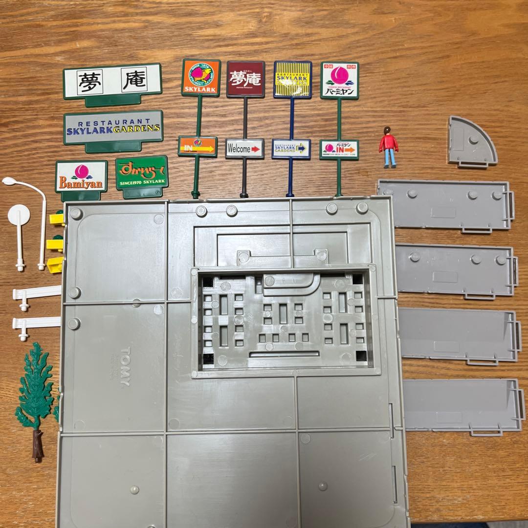 に*)様 トミカタウンすかいらーく