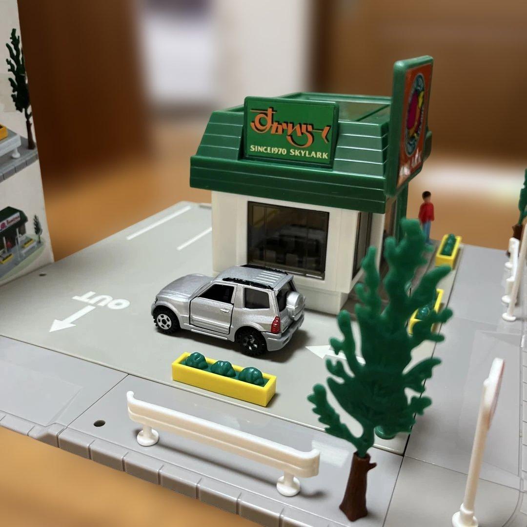 に*)様 トミカタウンすかいらーく