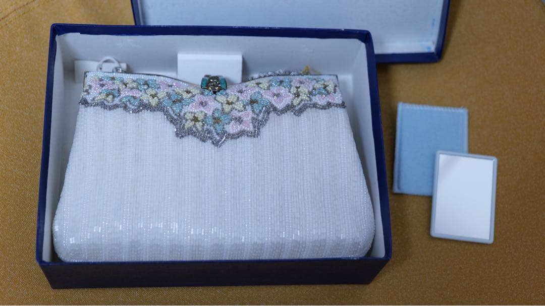 【未使用】ホワイト/パーティーバッグ/ビーズ装飾/フラワーモチーフ/結婚式