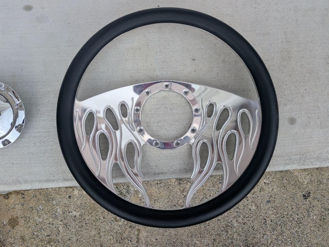 ビレットスペシャリティーズフレイムデザイン ステアリングホイール 。社外ホーン付