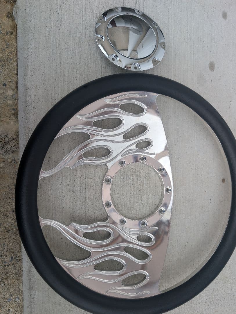 ビレットスペシャリティーズフレイムデザイン ステアリングホイール 。社外ホーン付