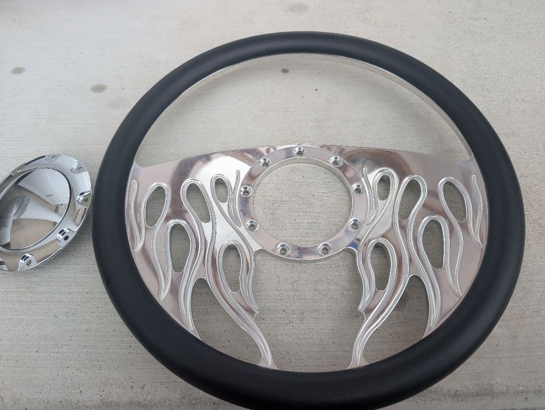 ビレットスペシャリティーズフレイムデザイン ステアリングホイール 。社外ホーン付