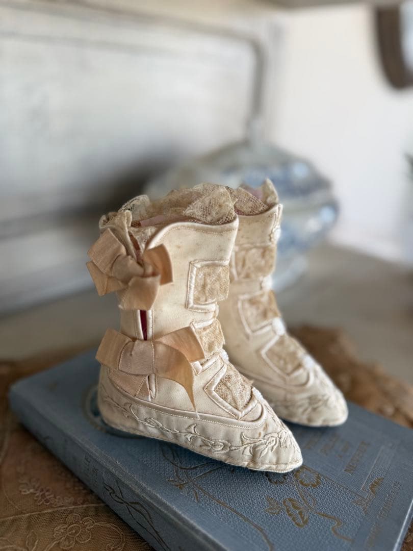 フランスアンティーク超ゴージャスレース刺繍のビクトリアンベビーブーツ