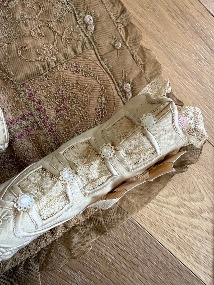 フランスアンティーク超ゴージャスレース刺繍のビクトリアンベビーブーツ