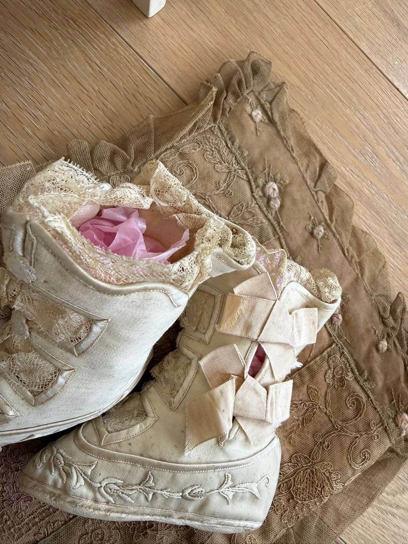 フランスアンティーク超ゴージャスレース刺繍のビクトリアンベビーブーツ