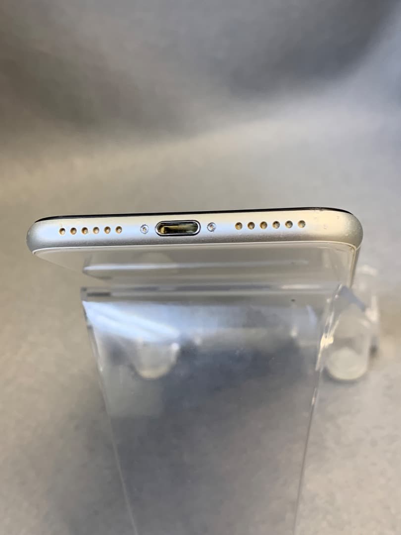 中古品　国内版　SIMフリー　iPhoneSE 第2世代　 64GB ホワイト色