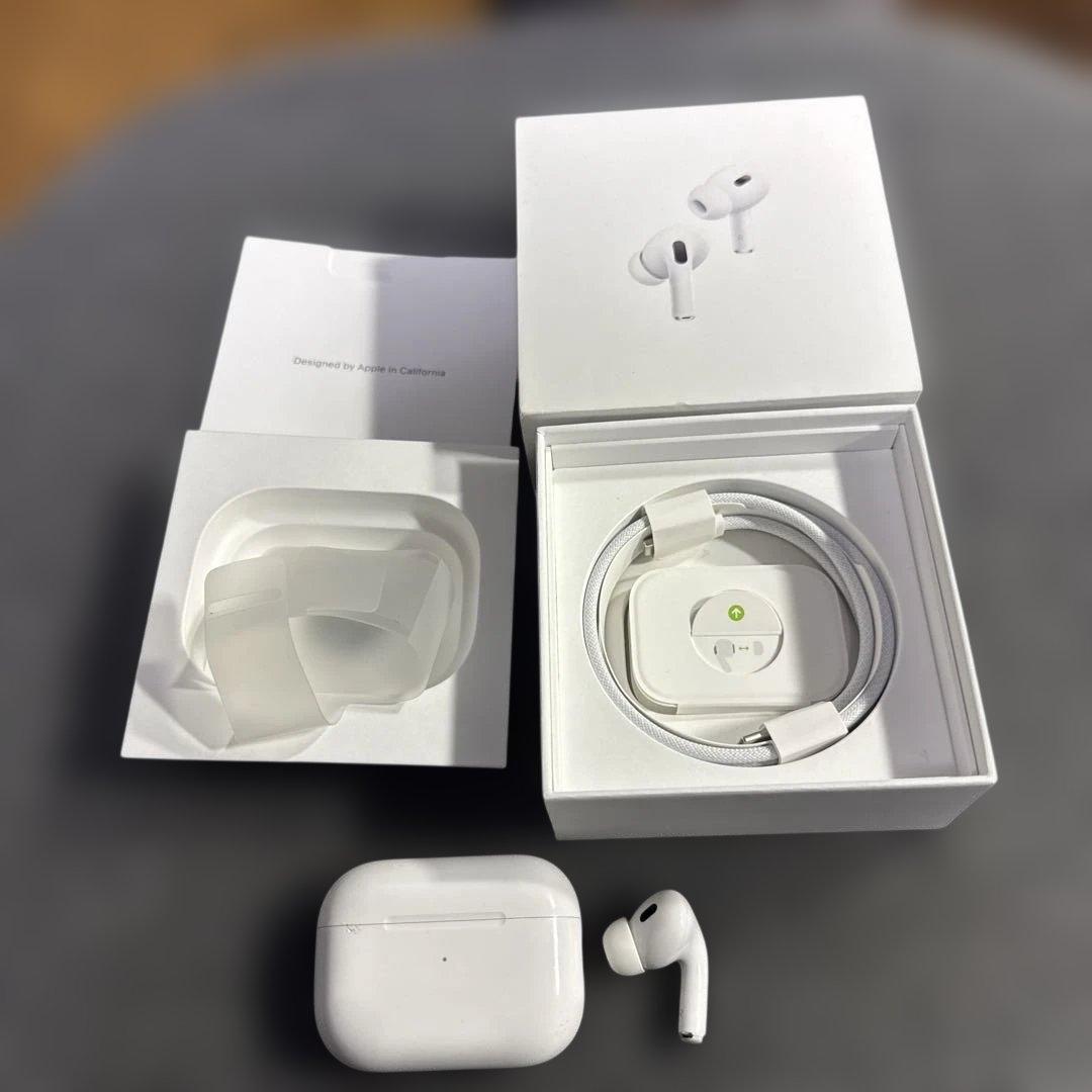 AirPodsプロ第二世代　USB-C本体 ホワイト 充電ケース付き　右耳のみ