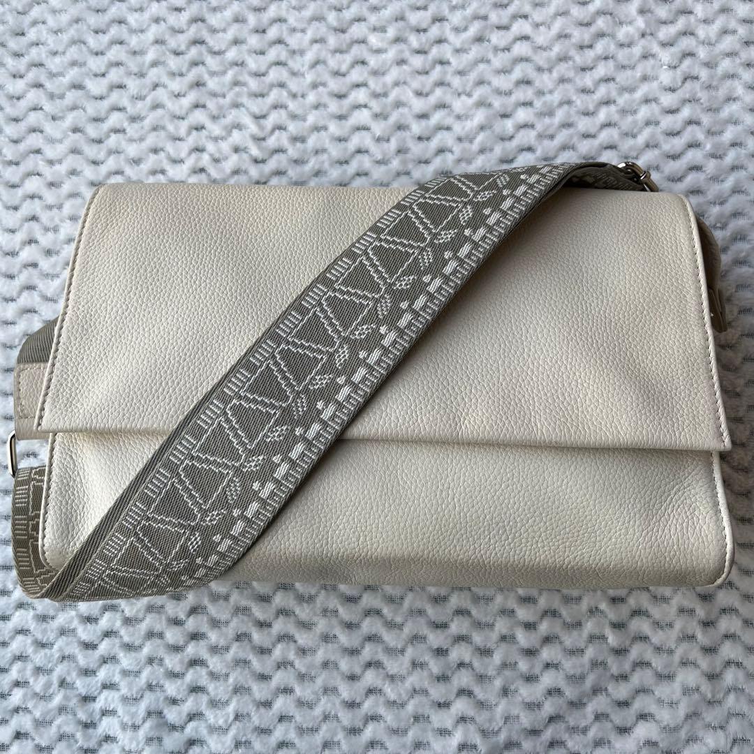 販売終了品 イアパピヨネ 《本革》柄ワイドテープショルダーバッグ ホワイト