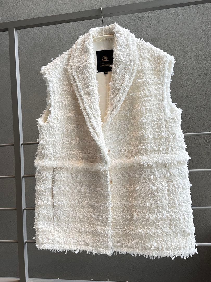 ドゥロワーツイードジレ 今年購入、真っ白のゴージャスなジレです