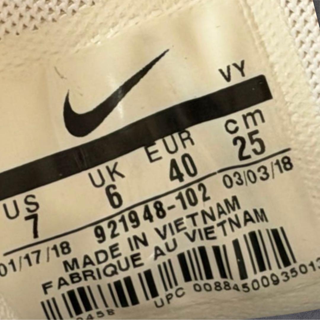 eま　NIKE モアテン　25.0