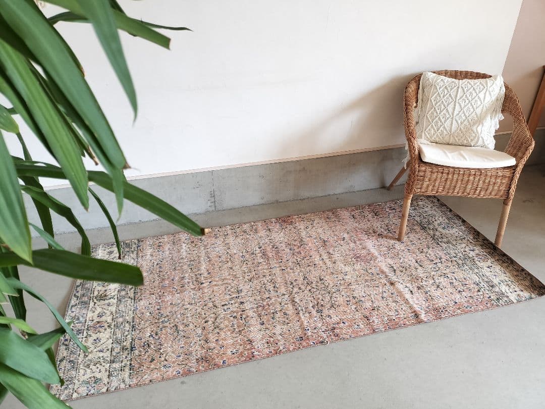 シャビーな朱赤のサークルフラワーラグ　ヴィンテージトルコラグ　No.727