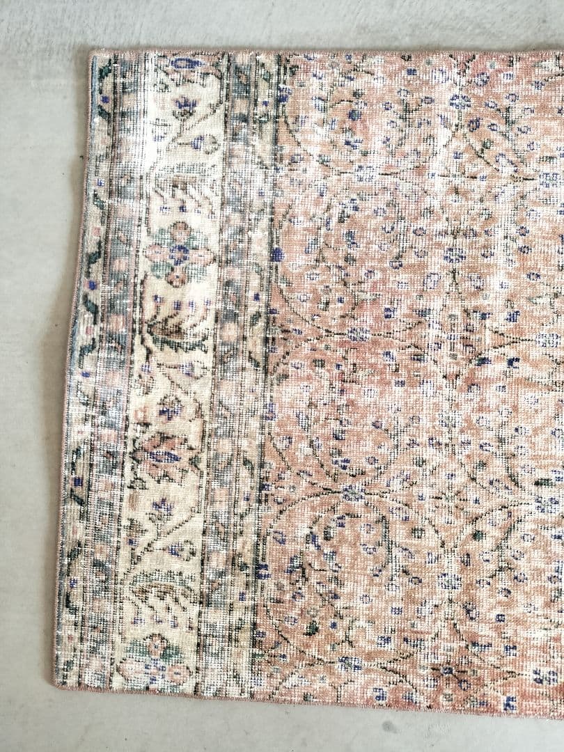 シャビーな朱赤のサークルフラワーラグ　ヴィンテージトルコラグ　No.727