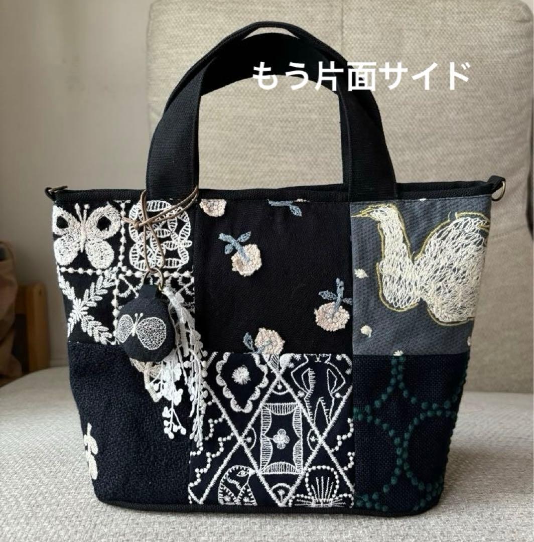 チャーム付　底が丸いトートバッグ　ミナペルホネン　mina perhonen