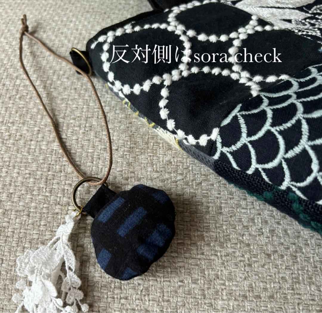 チャーム付　底が丸いトートバッグ　ミナペルホネン　mina perhonen