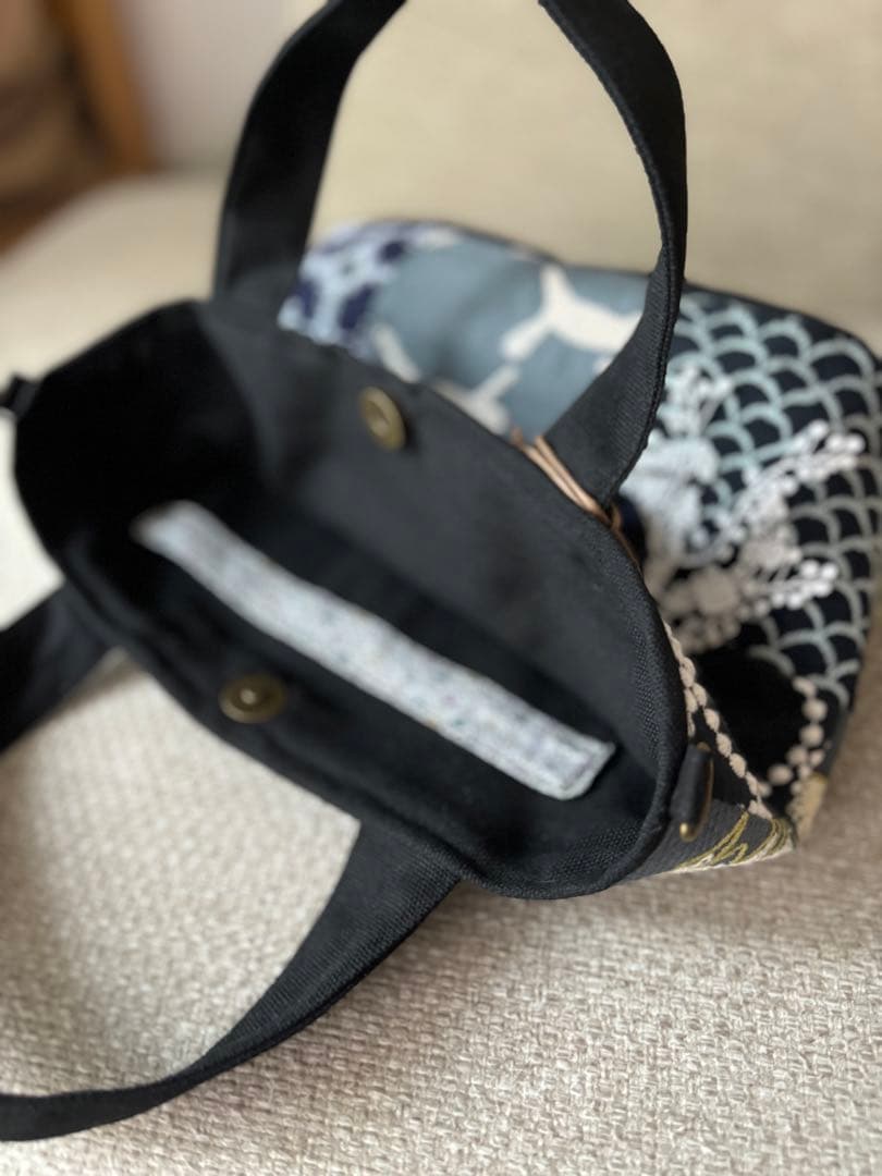 チャーム付　底が丸いトートバッグ　ミナペルホネン　mina perhonen