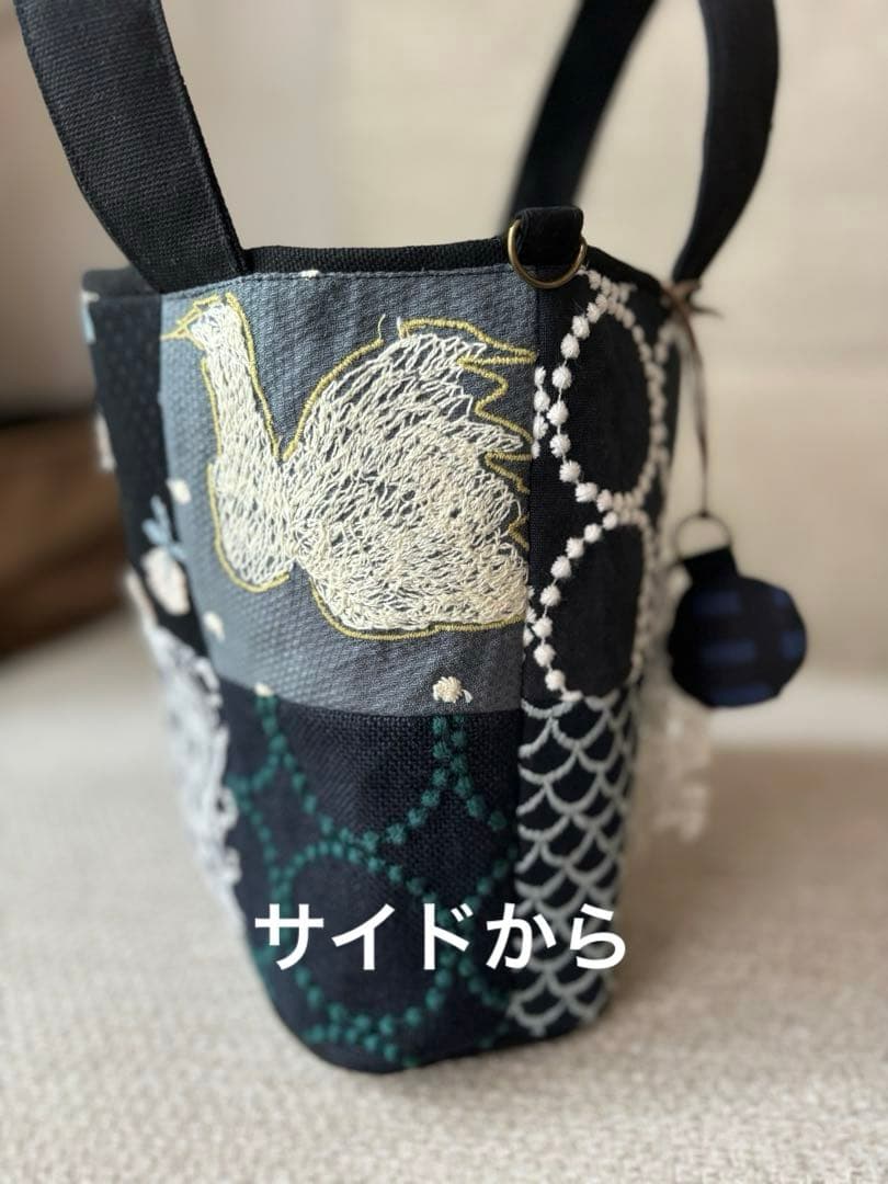 チャーム付　底が丸いトートバッグ　ミナペルホネン　mina perhonen