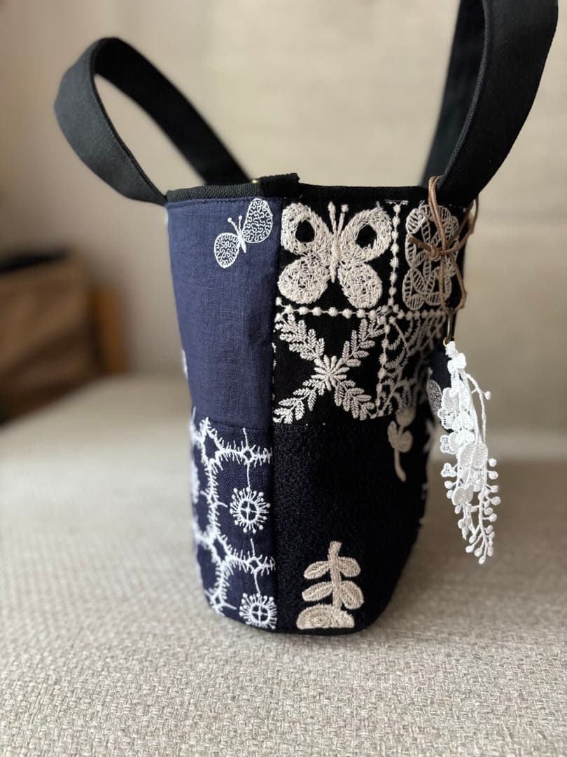 チャーム付　底が丸いトートバッグ　ミナペルホネン　mina perhonen