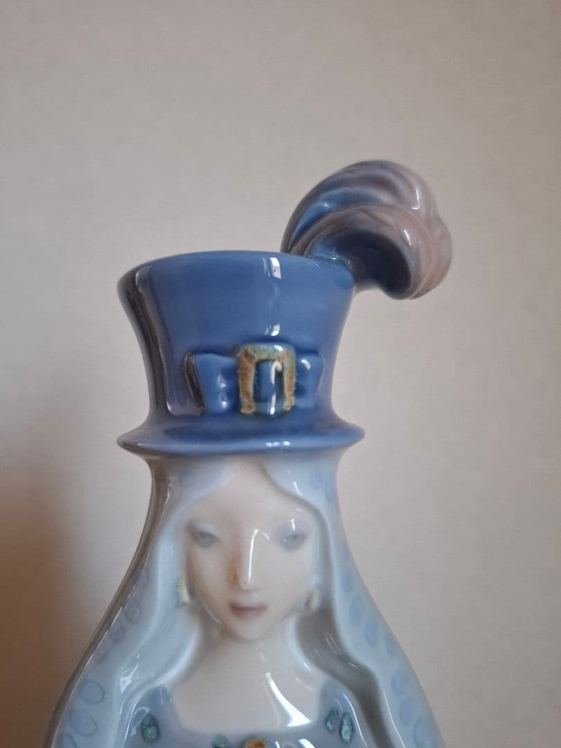 リヤドロ1157　伝統的な衣装の女性