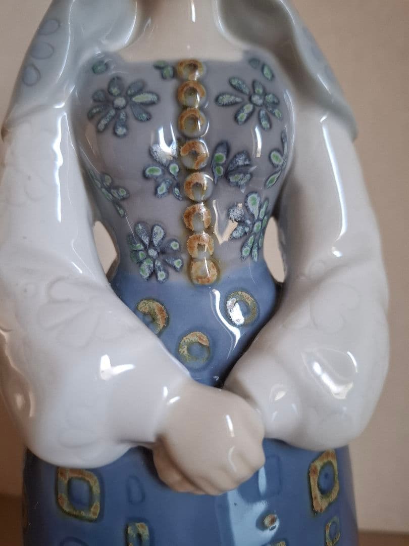 リヤドロ1157　伝統的な衣装の女性