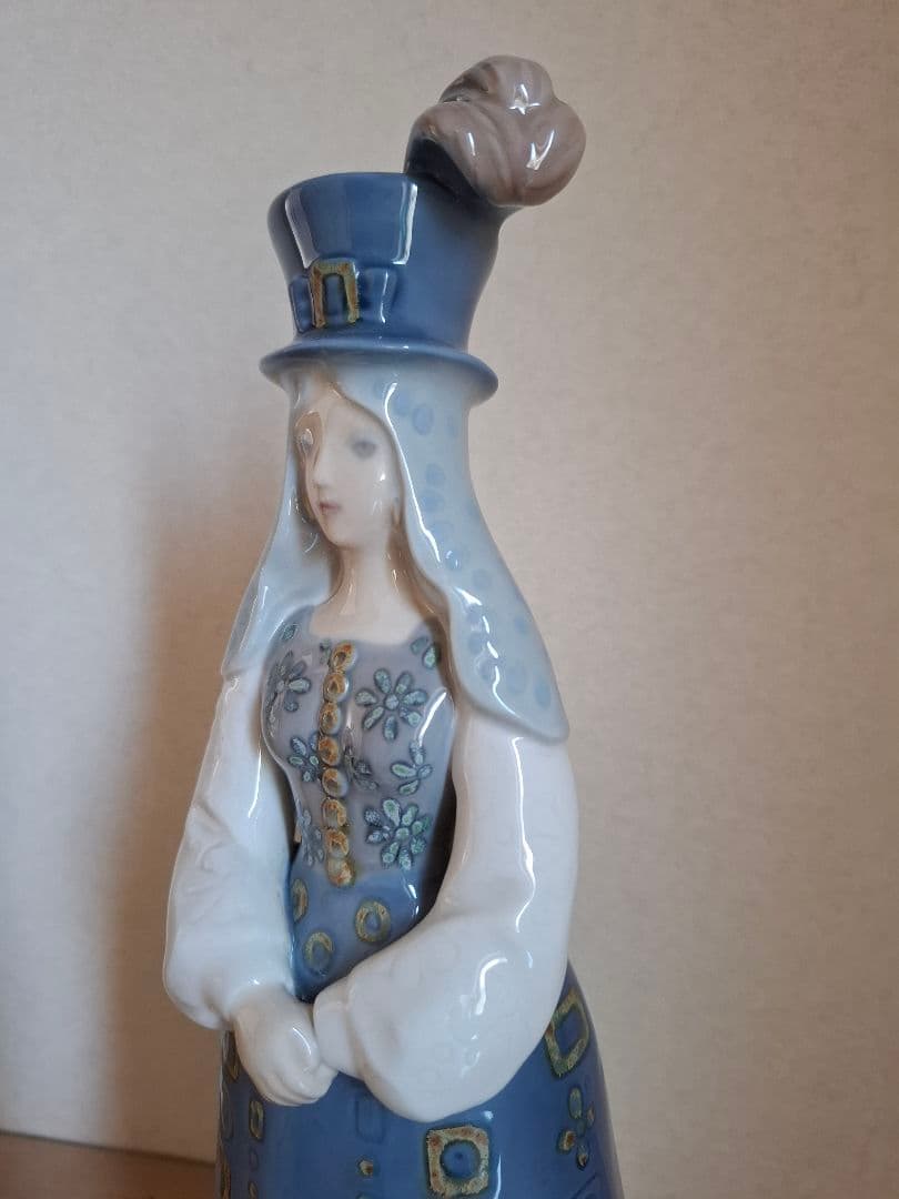 リヤドロ1157　伝統的な衣装の女性