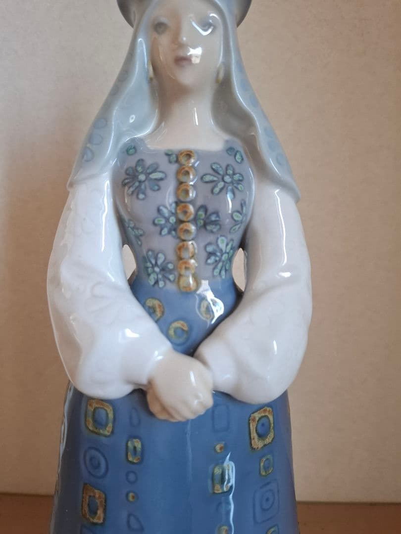 リヤドロ1157　伝統的な衣装の女性