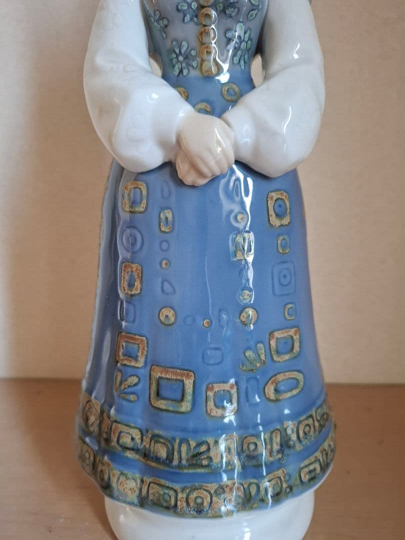 リヤドロ1157　伝統的な衣装の女性