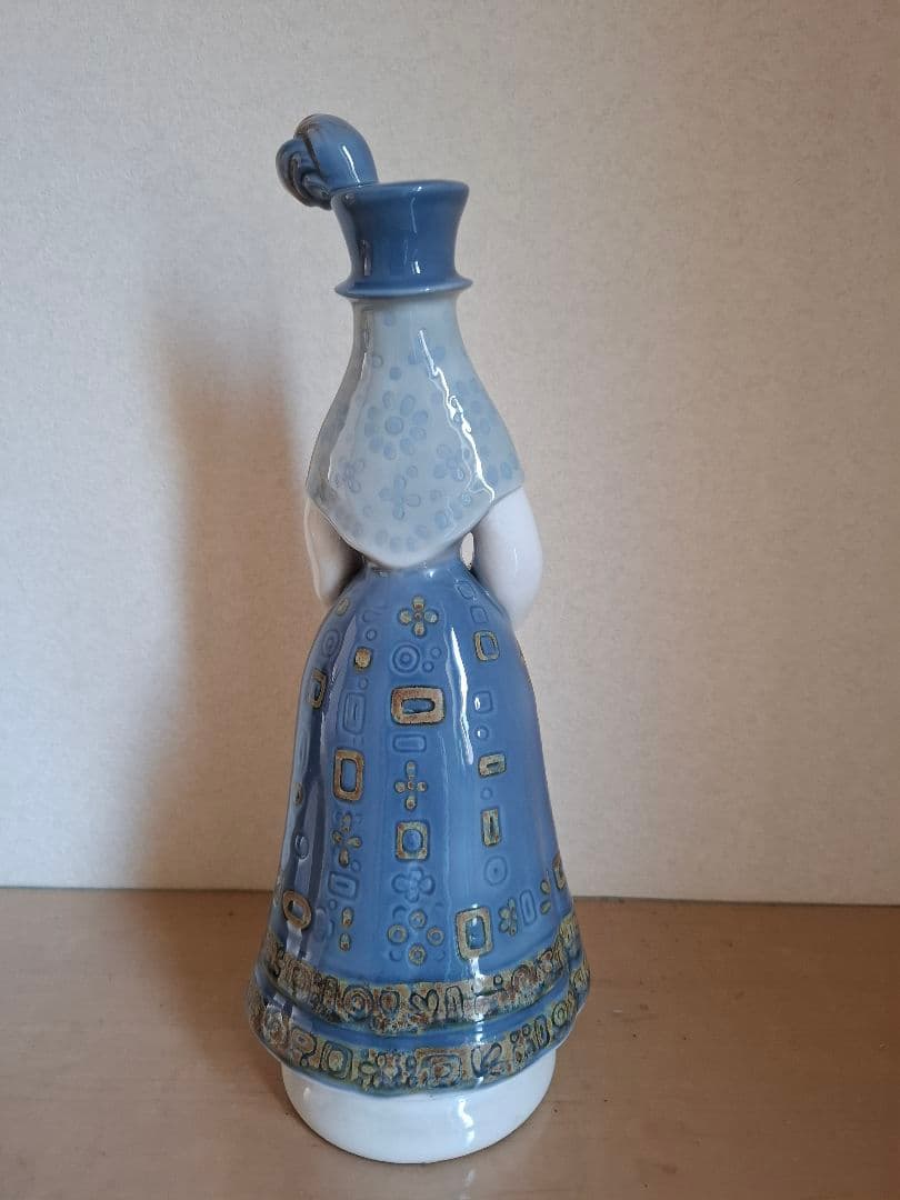 リヤドロ1157　伝統的な衣装の女性