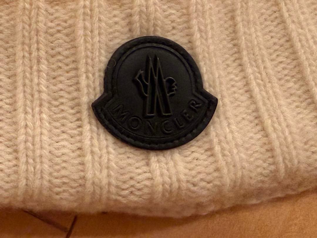 モンクレール　ポンポン付きニット帽　本日即決のみ10000円です。