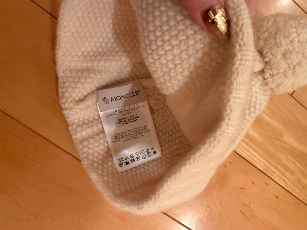 モンクレール　ポンポン付きニット帽　本日即決のみ10000円です。