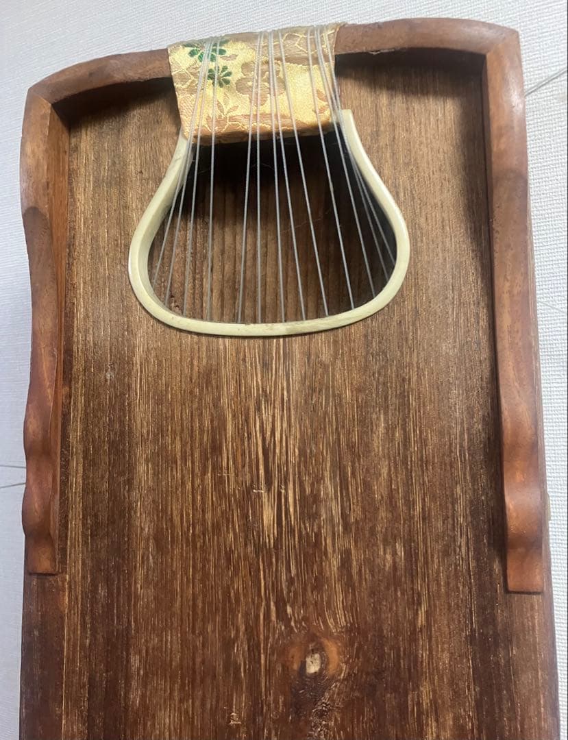 13弦お琴 並甲 すだれ掘り 縁取り葉 舌に蒔絵の中級品 琴柱他一式付き
