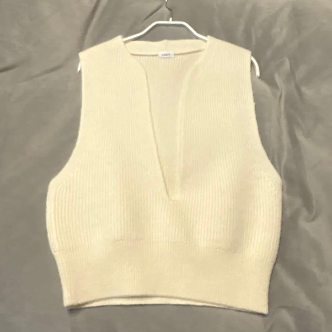 お値下❣️LOEFF スリットネック ベスト2025AW