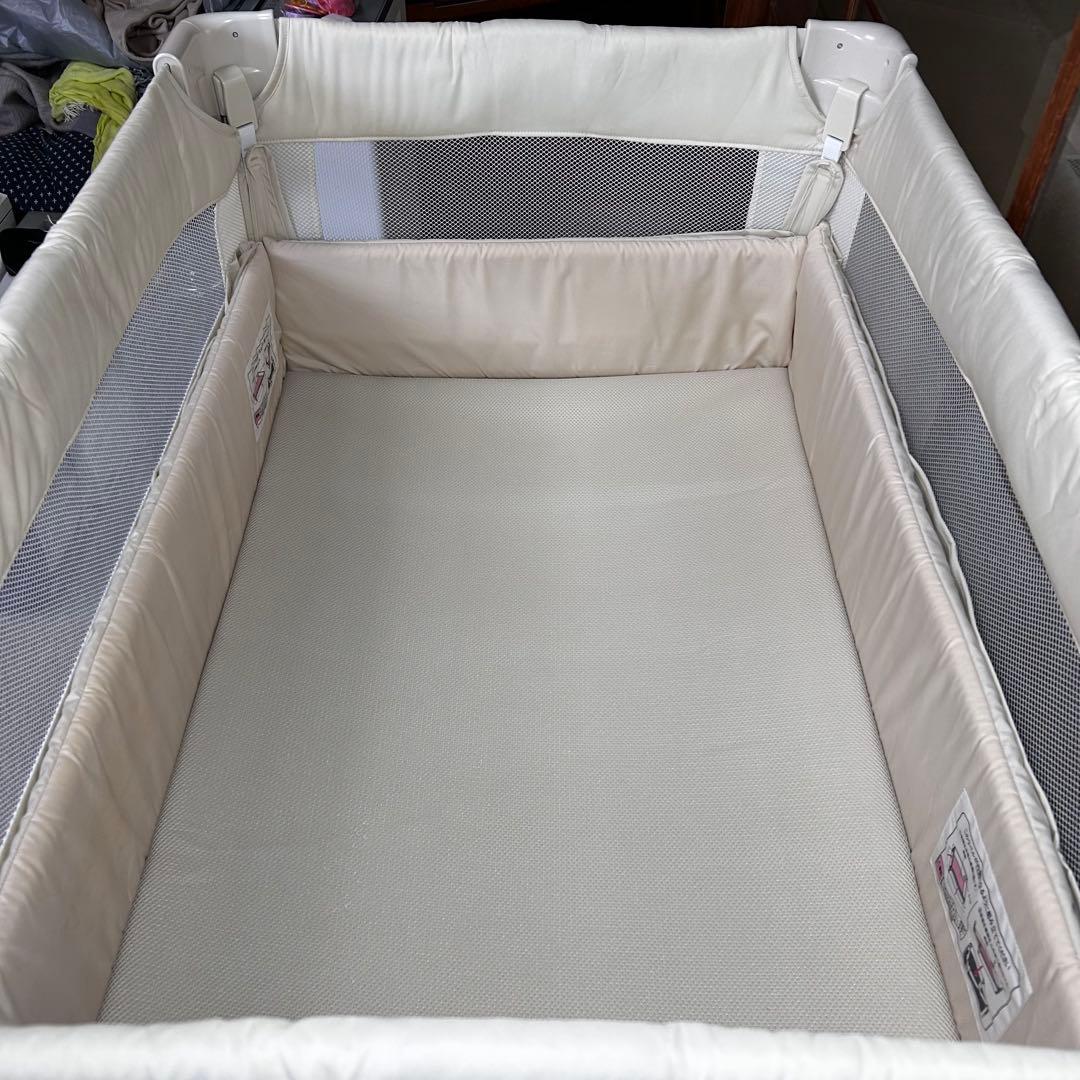 【良品】アップリカ ココネルエアー ベビーベッド　ミルクWH　ホワイト